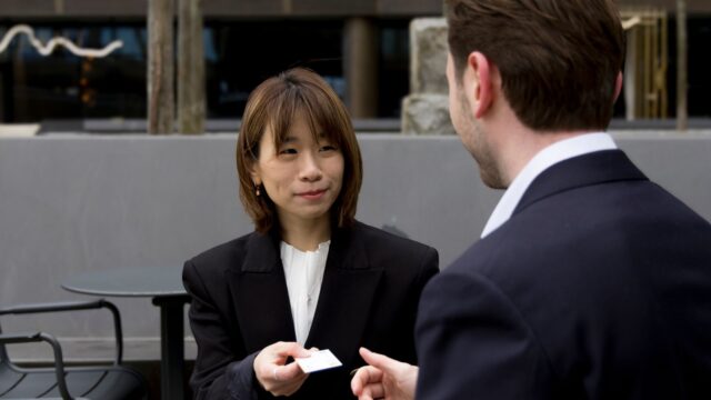 名刺交換をする二人のビジネスパーソン