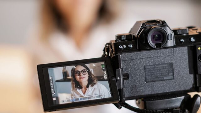 カメラで自分の動画を撮影する女性
